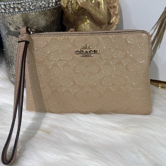 🤍Coach Signature Embossed Patent Leather
Corner Zip Wristlet Clutch - Picture 3 of 8